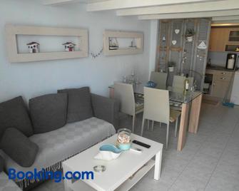 Modern Apartment 100m. from the Sea - Skala Fourkas - Sala de estar
