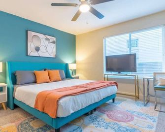 Boulevard Stays 8 mins to Downtown King Bed Pool Parking Gym 01 - Austin