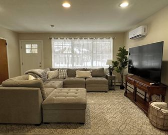 Spacious & Comfy 5/2 Home - Pet Friendly - King of Prussia - Living room