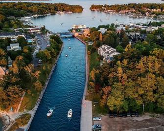 Great location. Enjoy beautiful sunsets. Close to beaches & town. Very Walkable. - Charlevoix - Pool