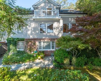 Cozy Studio/Bath Steps To Downtown Mill Valley With Own Entrance - Mill Valley - Building