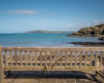 Tides Reach - Newport - Beach