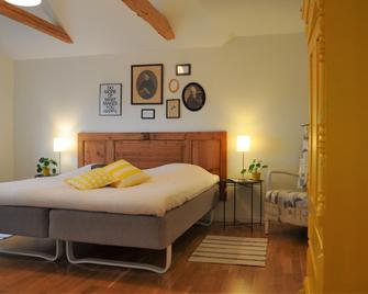 Villa Sandby Bed and Breakfast - Borrby - Schlafzimmer