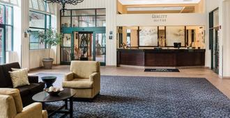 Quality Suites Lake Wright - Norfolk Airport - Norfolk - Front desk
