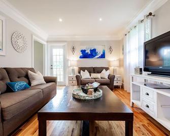 The Golden Grove Getaway / 15 min to downtown Greenville - Piedmont - Living room