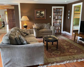 Spruce Hill - Perfect for your team LARGE home sleeps 27, 1 mile to CDP - Milford - Sala de estar
