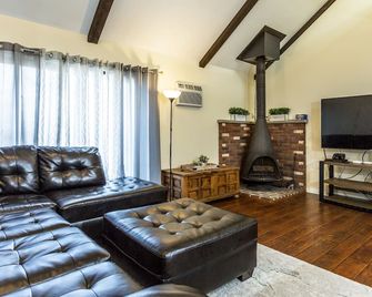 Neighboring Townhouses: Great for Large Groups. Ski-on/Ski-off, Fireplace, Grill - Tannersville - Sala de estar