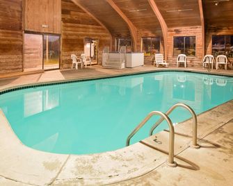 Super 8 by Wyndham Metropolis - Metropolis - Bazén