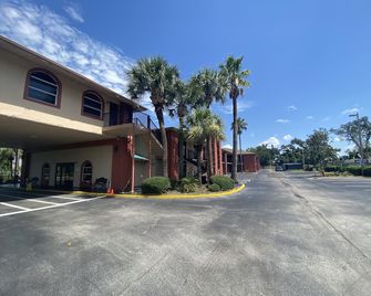 Quality Inn and Suites Orlando Airport - Orlando - Building