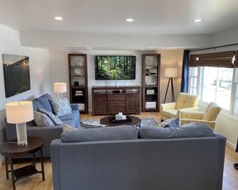 Traveler’s Rest » Beautifully-Renovated Retreat - Beckley - Living room