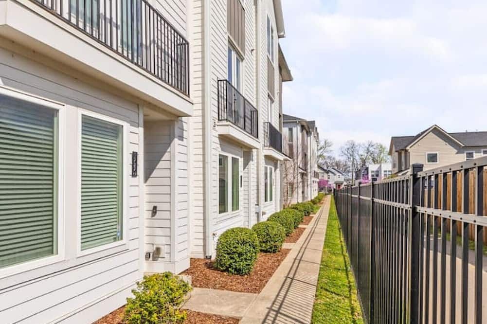 Upscale Townhome 3 miles to Downtown with 2 Car Garage - Nashville - Outdoor view