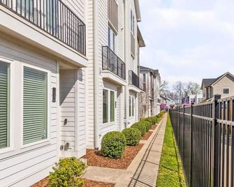 Upscale Townhome 3 miles to Downtown with 2 Car Garage - Nashville - Outdoors view