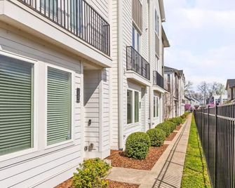 Upscale Townhome 3 miles to Downtown with 2 Car Garage - Nashville - Outdoor view