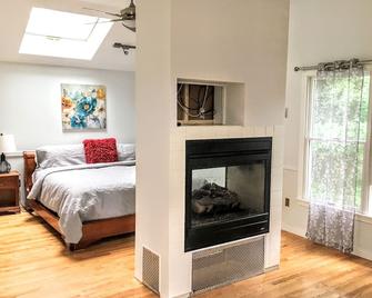 Large Family Compound With Private Pool - Enjoy. Relax. Entertain - Centerville - Bedroom