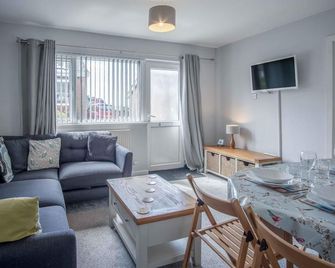 Near Mumbles Cricket Club | Sleeps 4 | Coastal path | Beaches | Parking | WiFi - Swansea - Salon