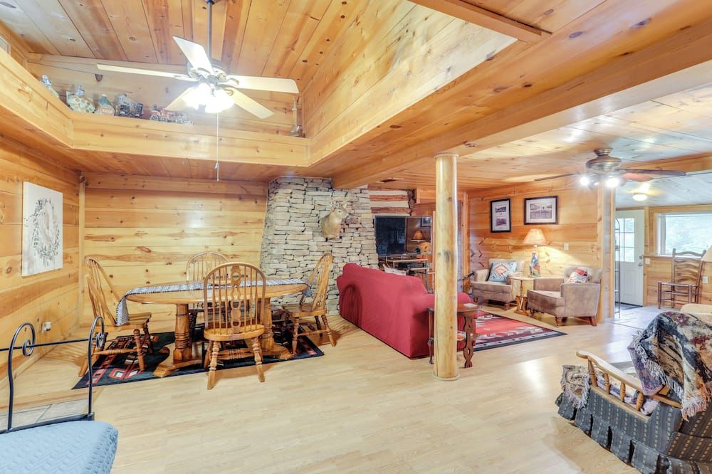 Mountain-view Cabin on Farm: 3 Mi to Town & Shops - Mountain View - Comedor