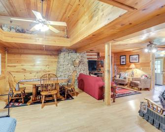 Mountain-view Cabin on Farm: 3 Mi to Town & Shops - Mountain View - Comedor