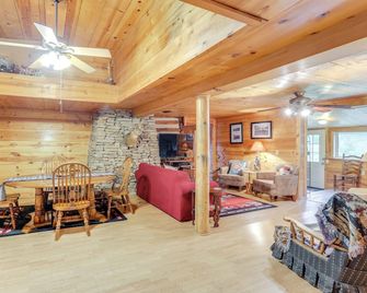 Mountain-view Cabin on Farm: 3 Mi to Town & Shops - Mountain View - Comedor