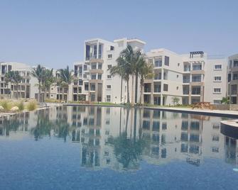 Idyllic Seaside Residence. Lush Golf & Ocean Views. Superb on site amenities. - As Sīfah - Pool