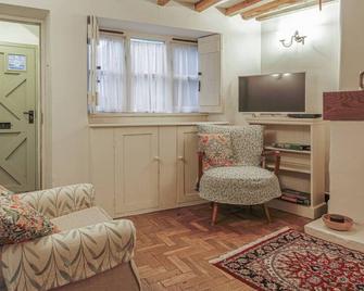 Honeypot Cottage - Charming Bolthole in Stow! - Stow-on-the-Wold - Living room