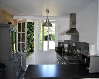 La Gardonnette, Superb Riverside Cottage, Great Value with Pool & Gardens - Saint-Cyprien - Kitchen
