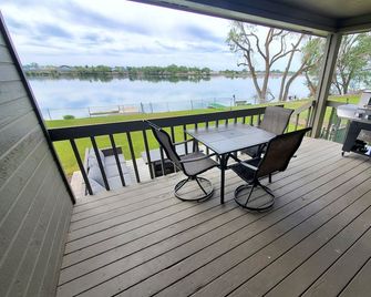 Spacious Lakehouse Getaway. Private Dock with large fenced Backyard and Gameroom - Moses Lake - Балкон