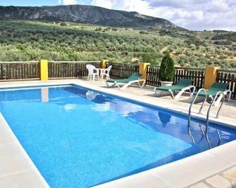 Beautiful villa on private land with olive and fruit trees - Montefrío - Piscina