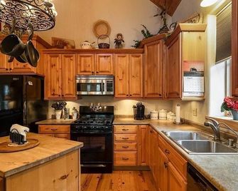 The Place To Be -4 bedroom 3 bath Mountain home - Guadalupita - Kitchen