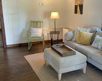 Peaceful cottage on 12 acres, easy access to Lake Lure and all local activities. - Mill Spring - Sala de estar