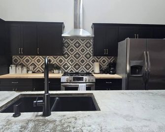Industrial Modern Loft in Historic Downtown Miamisburg - Miamisburg - Küche