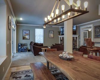 Winter Wonderland w/ Game room, near Nubs Nob\n - Pellston - Dining room