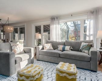 4 BR Serene Home Nestled Amongst the Canopy of Majestic Trees - Derry - Living room