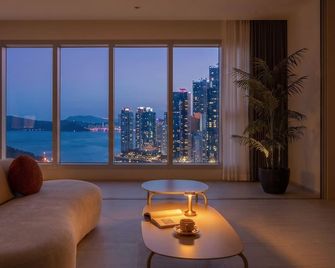 Le Collective Haeundae Paragraf - Pusan