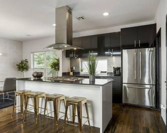 Stylish Condo w/ Downtown View! - Tulsa - Cocina