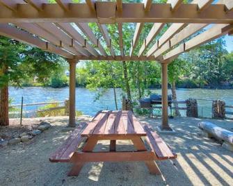 Heavenly Rogue River Retreat - Shady Cove - Patio