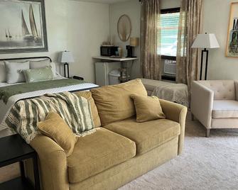 Studio w/pool & hot tub -only minutes to Triple Crown hiking trails - Troutville - Bedroom