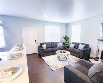 Beautiful 2 bedroom in the Heart of San Diego - سان دييغو - غرفة معيشة