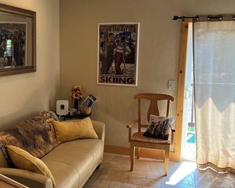 Olympic House A quiet 5 star stay by Tahoe Rim Trail away from the summer crowds - Stateline - Living room