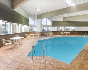 Super 8 by Wyndham Wisconsin Dells - Wisconsin Dells - Pool