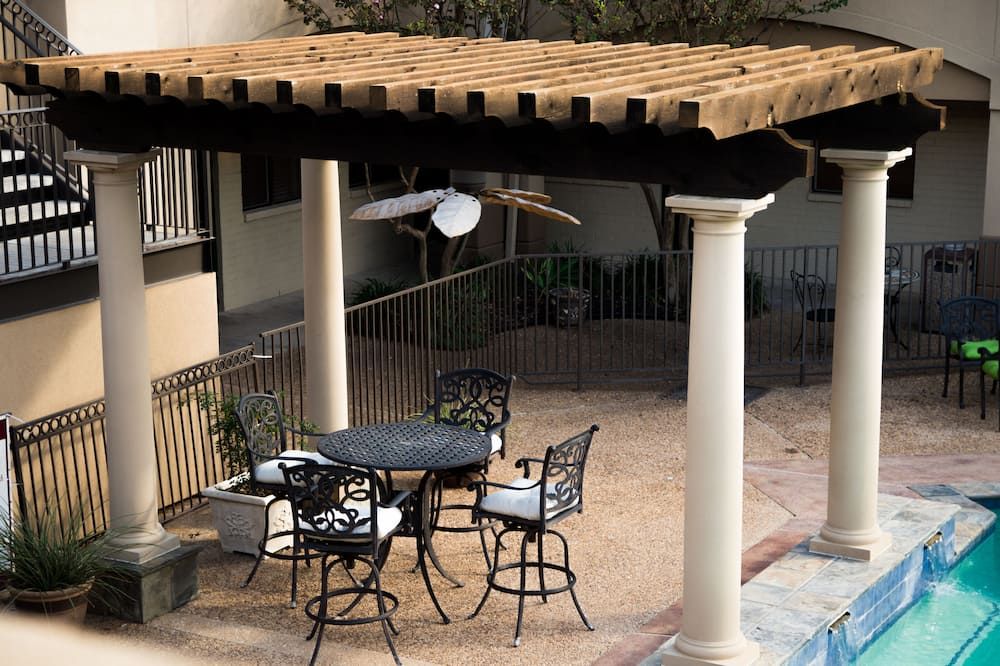 Vineyard Court Designer Suites Hotel - College Station - Veranda
