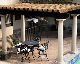 Vineyard Court Designer Suites Hotel - College Station - Patio
