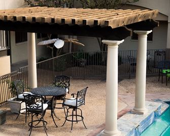 Vineyard Court Designer Suites Hotel - College Station - Veranda