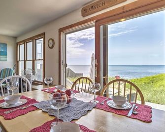 Fireplace and Sunroom! Oceanfront Cape Cod Cottage - Dennis Port - Comedor
