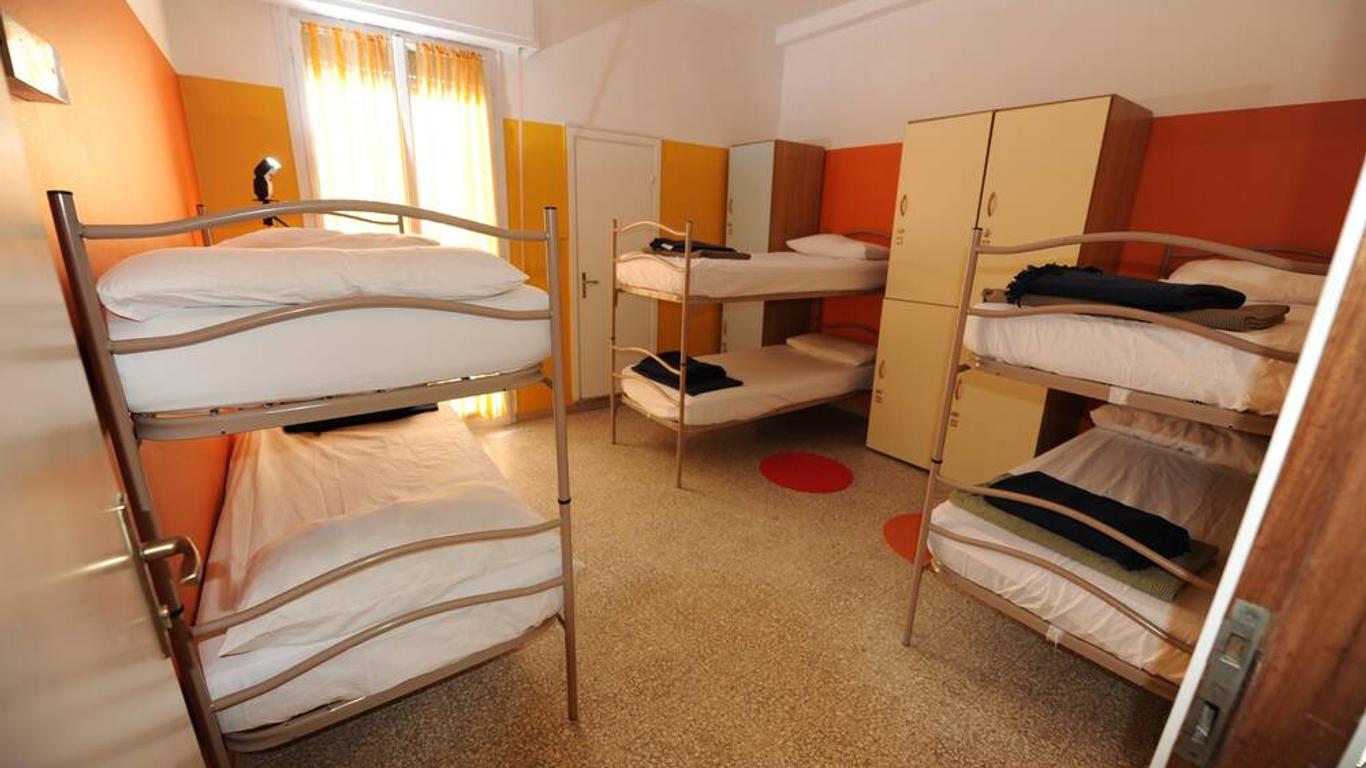 Sunflower City Student Hostel & Bar