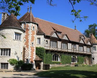 Superb manor house 15 minutes from Disneyland and 45 minutes from Paris - Les Chapelles-Bourbon - Edificio