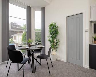 Near beach, Torquay Heights Modern Apartments, pet friendly - Torquay - Dining room