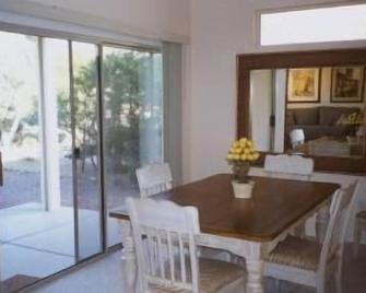 Large backyard with privacy from neighbors, quiet convenient location! - Surprise - Dining room
