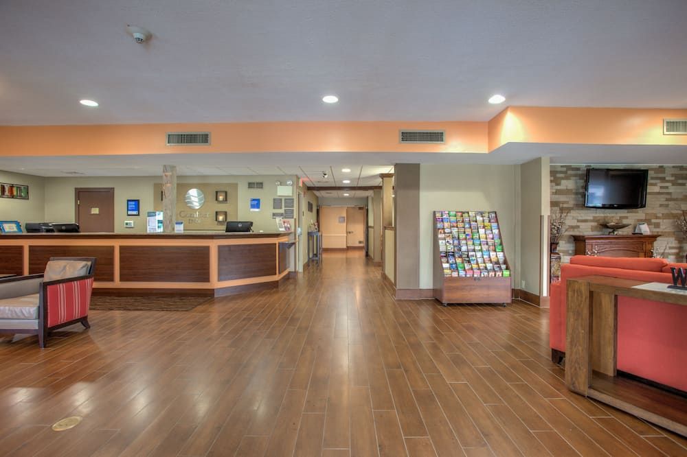 Front desk view of Comfort Inn Lancaster at Rockvale