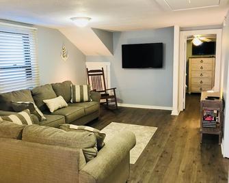Beach House - Wildwood - Living room