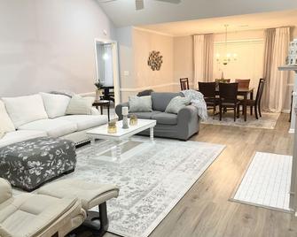 Updated Home on Creek 3 King Beds 4 mi to UA - Northport - Sala de estar